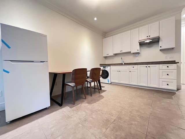 2220 W 37th Avenue, Vancouver BC V6M 1P1