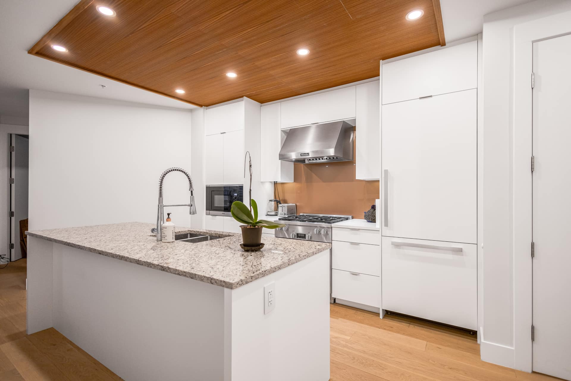 203-6699 NELSON AVENUE, WEST VANCOUVER BC V7W 2B2