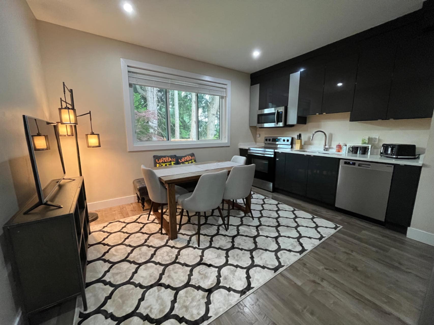 (Side Unit) 1740 Howard Avenue, Burnaby,BC V5B 3S4
