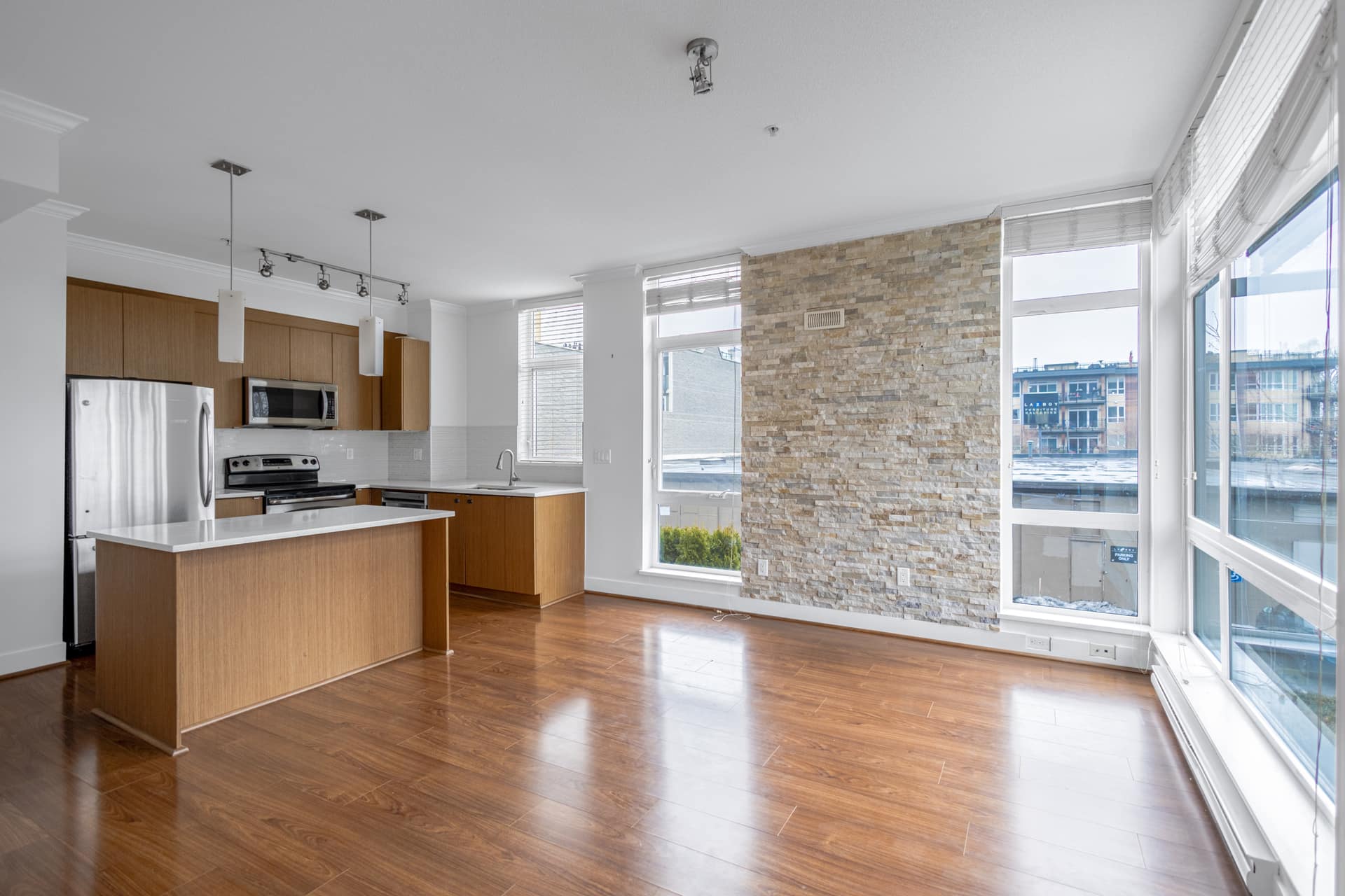 206 – 735 W 15th Street, North Vancouver BC V7M 0B8