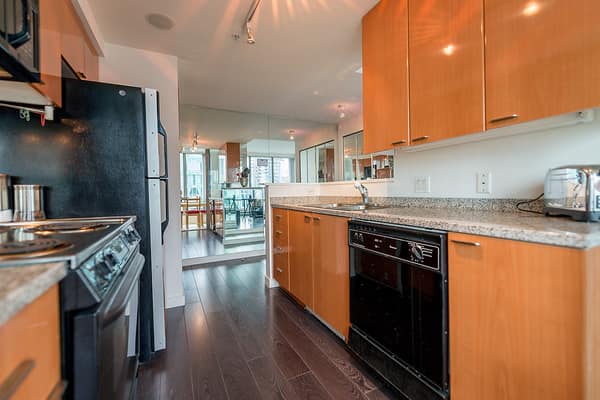 1288 Georgia St W #3404, Vancouver, BC V6E 4R3