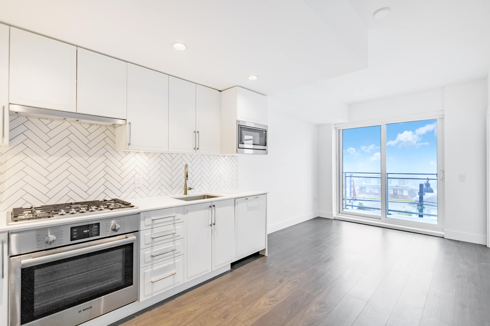 2435 Kingsway St #404, Vancouver, BC V5R 0K5
