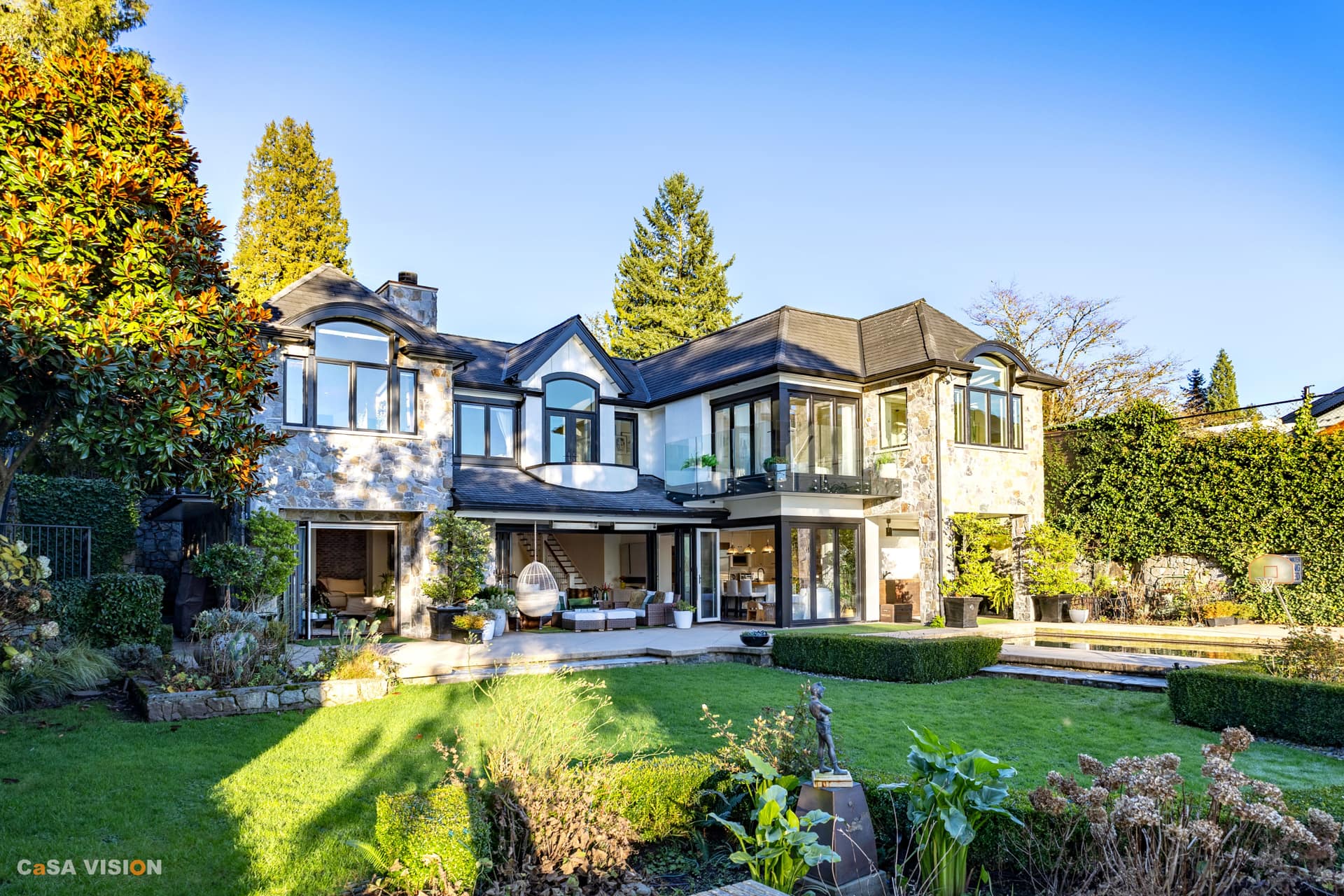 Travers, West Vancouver