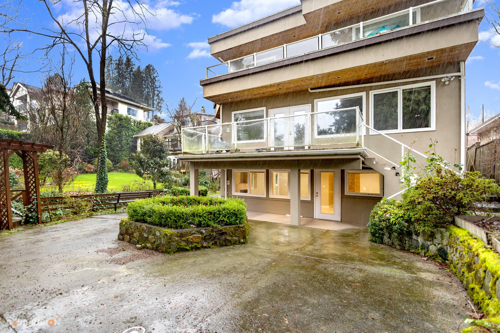 2530 Lawson Ave, West Vancouver, BC V7V 2E9