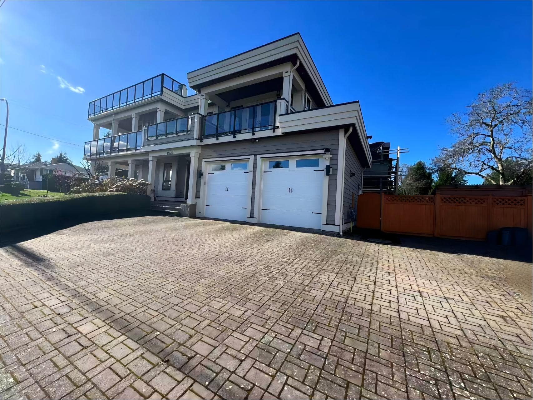 15689 Roper Ave, White Rock, BC V4B 2G9 1B 1Den 1 Bath