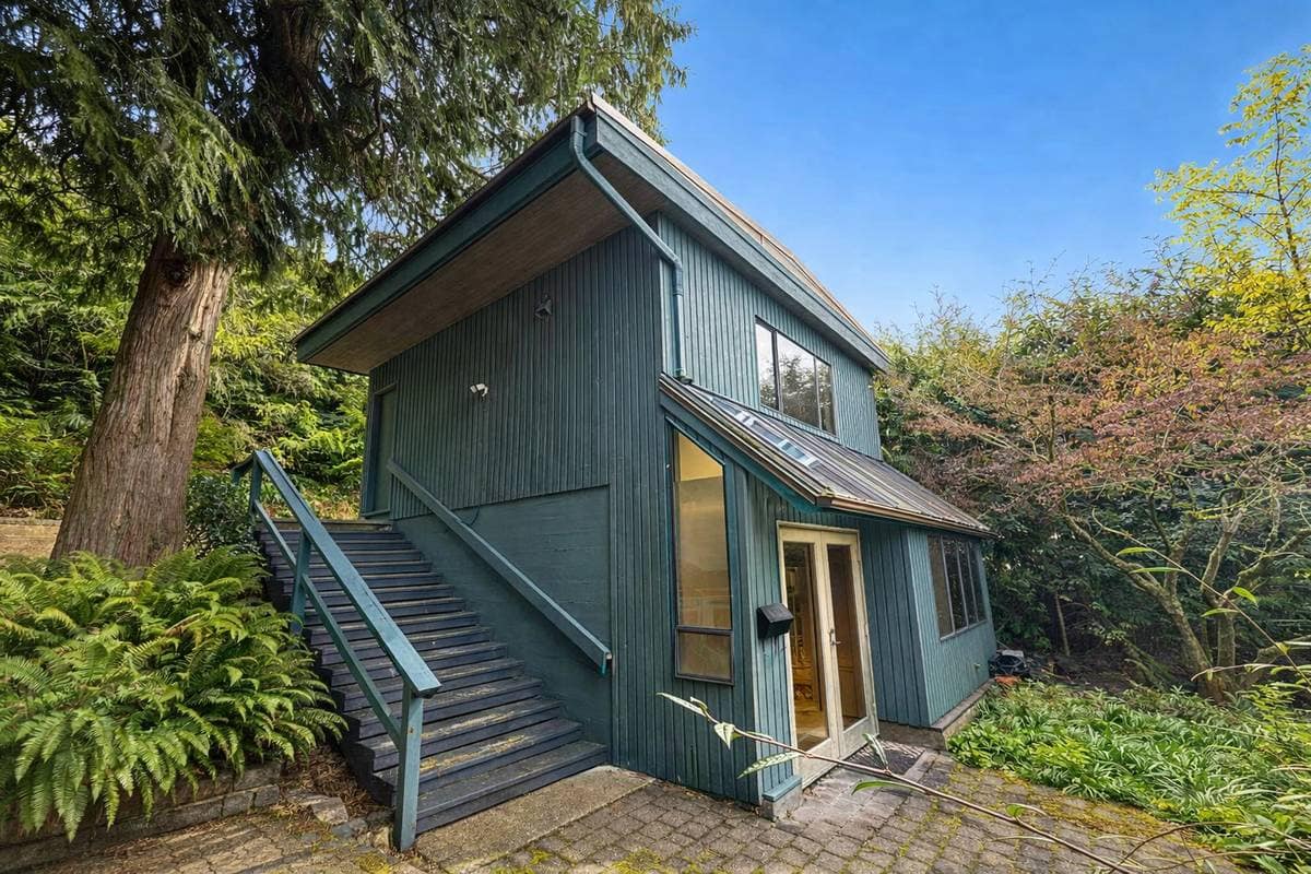 975 Aubeneau Crescent, West Vancouver, BC V7T 1T4